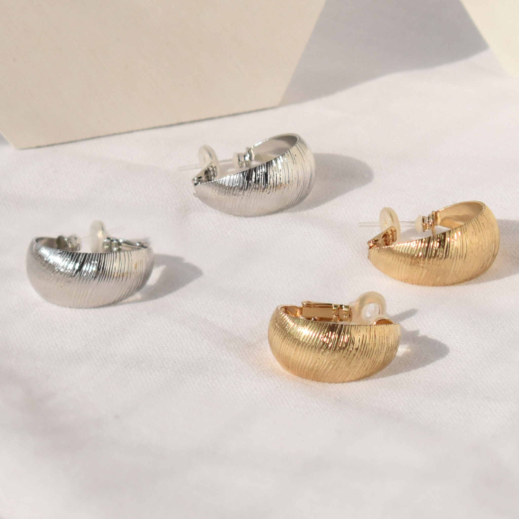 【関税込み】JACQUEMUS★Mojave コブラ レザー フープ ピアス JACQUEMUS(ジャックムス) ピアス(レディース) - 海外通販のBUYMA