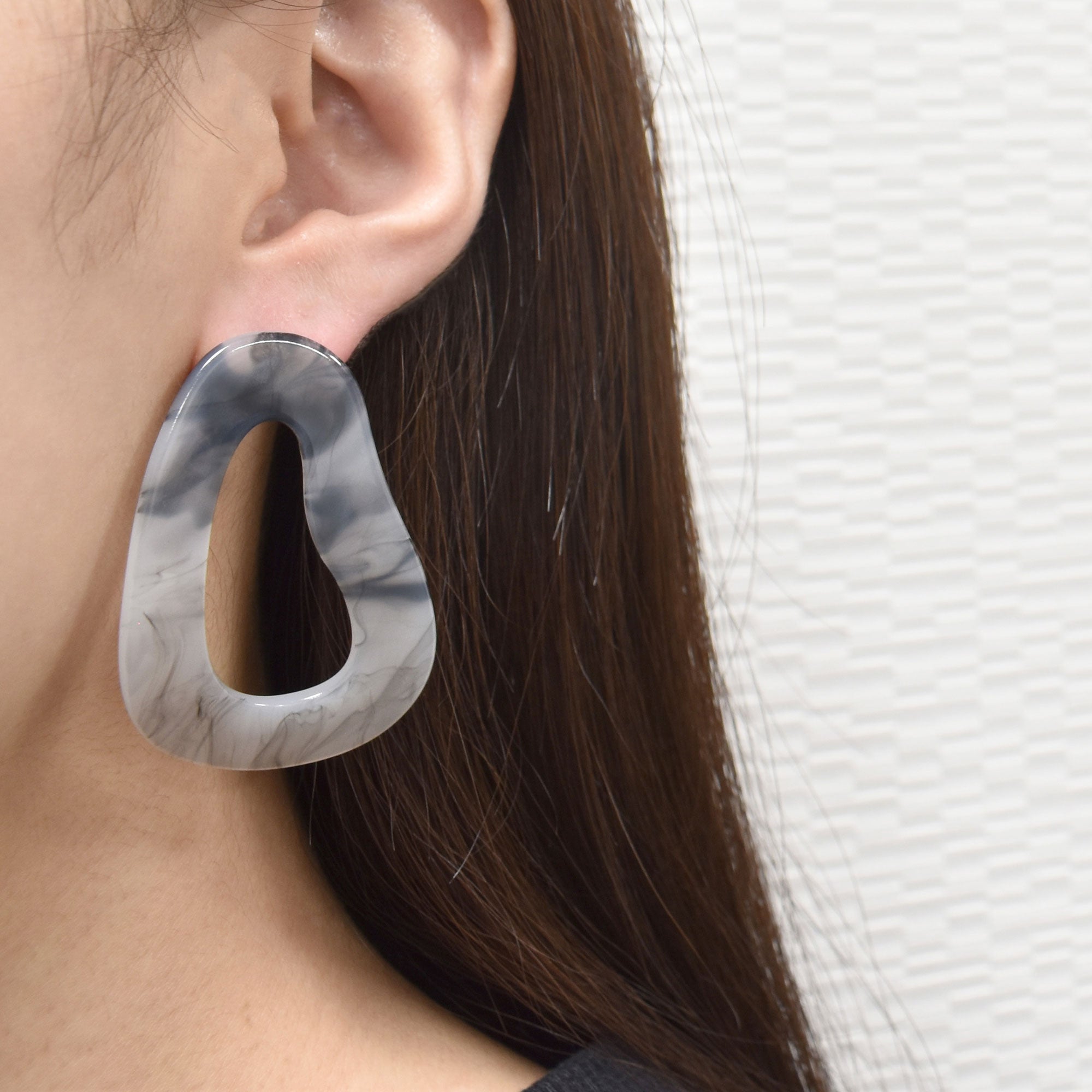 べっ甲調 変形デザインアクリルピアス – JOSS DROPS